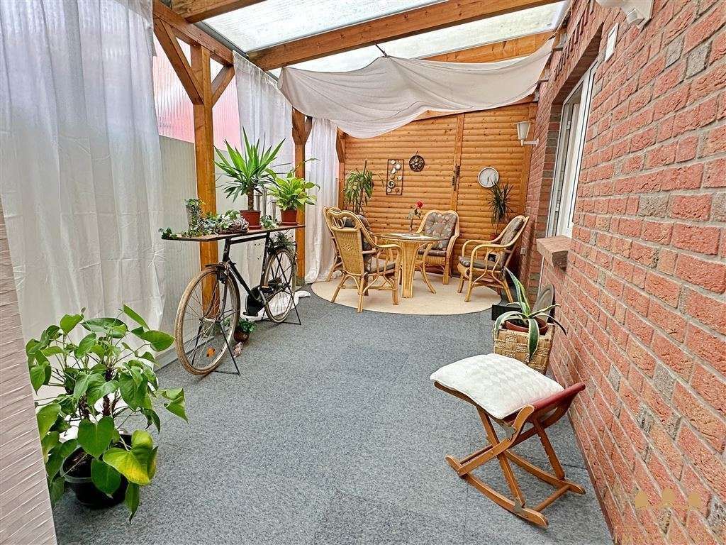 ÜBERDACHTE TERRASSE