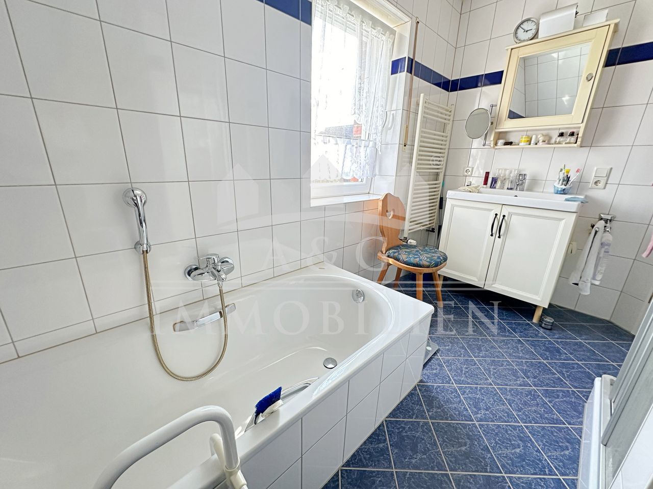 BAD MIT DUSCHE-WANNE-WC OBERGESCHOSS