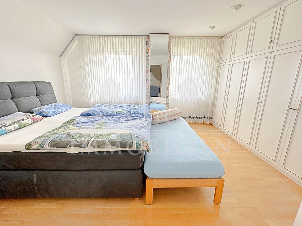 SCHLAFZIMMER MIT EINBAUSCHRÄNKEN